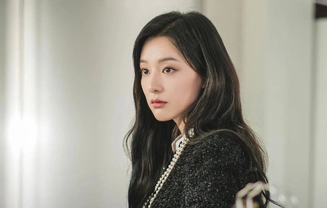 Kim Ji Won đang gây bão với bộ phim “Nữ hoàng nước mắt“. Ảnh: Instagram