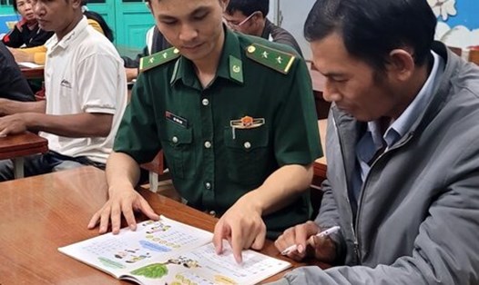 Các chiến sĩ Bộ đội Biên phòng ở Đắk Nông truyền lửa giúp bà con vùng biên giới xã Thuận An tham gia lớp học xóa mù chữ. Ảnh: Hồng Thắm