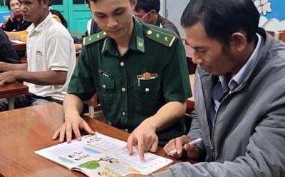 Các chiến sĩ Bộ đội Biên phòng ở Đắk Nông truyền lửa giúp bà con vùng biên giới xã Thuận An tham gia lớp học xóa mù chữ. Ảnh: Hồng Thắm