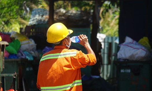 Người lao động mùa nắng nóng cần bổ sung nước thường xuyên để tránh các nguy cơ về sức khỏe. Ảnh: Hữu Long