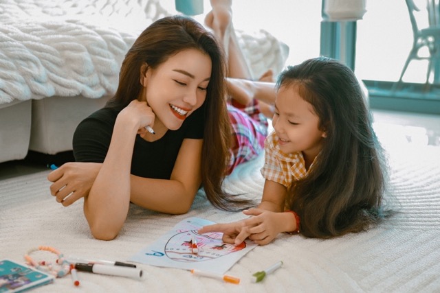Trà Ngọc Hằng chơi đùa cùng con gái. Ảnh: NSCC.