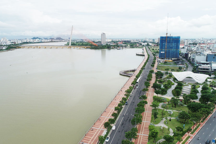 Đà Nẵng giữ lại nhiều cây xanh khi cải tạo vỉa hè sông Hàn. Ảnh: Văn Trực