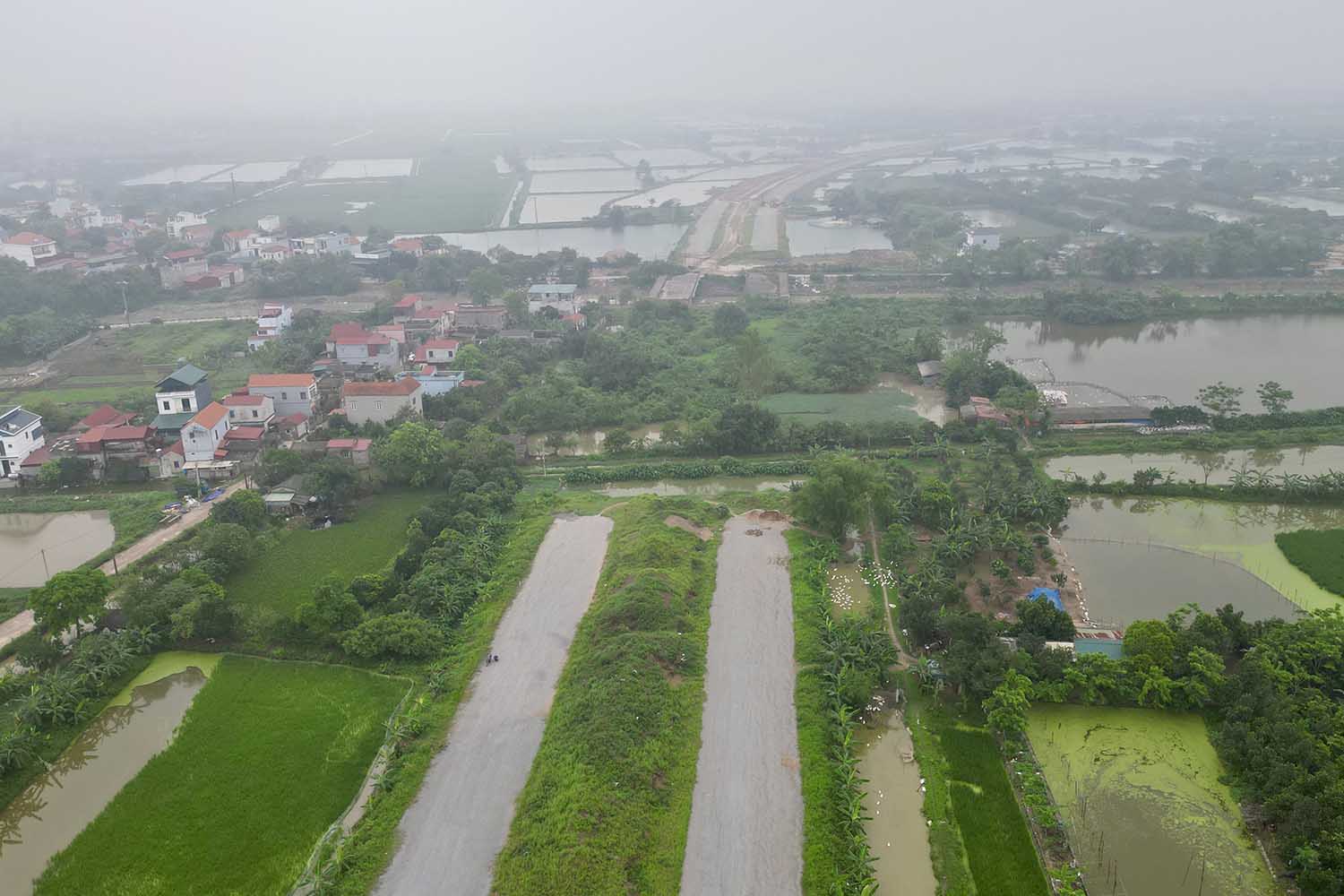 đoạn Km18+700 đang vướng mặt bằng từ năm 2018 thuộc xã Hồng Minh, huyện Phú Xuyên với 53 hộ dân khiến cho việc thi công bị đứt đoạn. Ảnh: Hữu Chánh