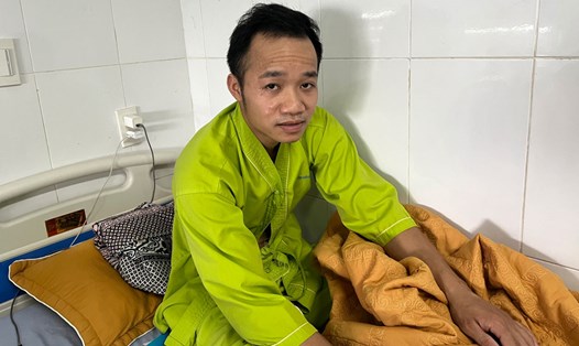 Anh Nông Văn Tuân đang được điều trị tại Bệnh viện Đa khoa tỉnh Yên Bái. Ảnh: Hồng Nguyên