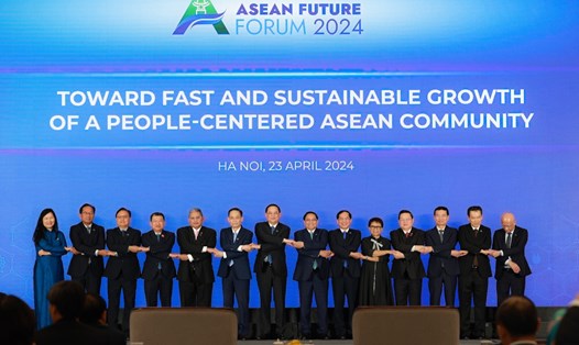 Các đại biểu chụp ảnh chung tại phiên khai mạc Diễn đàn Tương lai ASEAN 2024 tổ chức sáng 23.4 tại Hà Nội. Ảnh: Hải Nguyễn