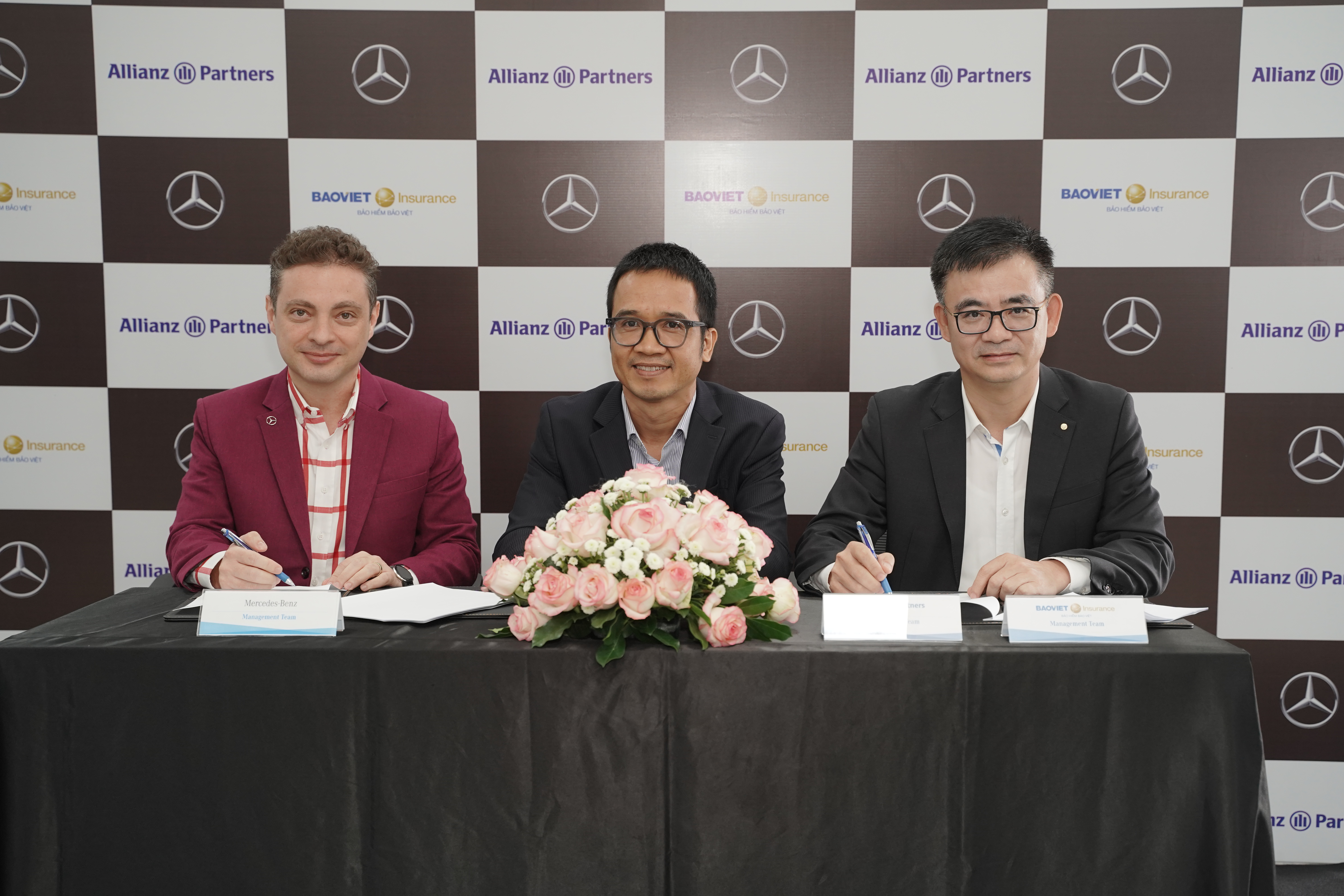 Lãnh đạo Mercedes-Benz Việt Nam (MBV) và Tổng Công ty Bảo hiểm Bảo Việt đã ký kết hợp tác ra mắt chương trình Bảo hiểm Gia hạn Bảo hành Ô tô dành riêng cho chủ xe Mercedes-Benz. Ảnh BV.
