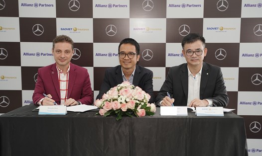 Lãnh đạo Mercedes-Benz Việt Nam (MBV) và Tổng Công ty Bảo hiểm Bảo Việt đã ký kết hợp tác ra mắt chương trình Bảo hiểm Gia hạn Bảo hành Ô tô dành riêng cho chủ xe Mercedes-Benz. Ảnh BV.