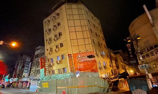 Khách sạn tại Đài Loan bị nghiêng sau nhiều trận động đất liên tục. Ảnh: AFP