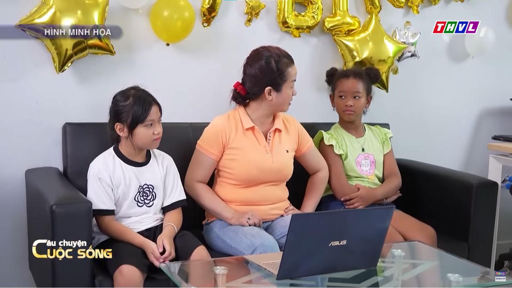 Thông qua trò truyện, xây dựng quy tắc, cha mẹ có thể giúp các con học được cách xử lý trong mọi tình huống. Ảnh: CMH