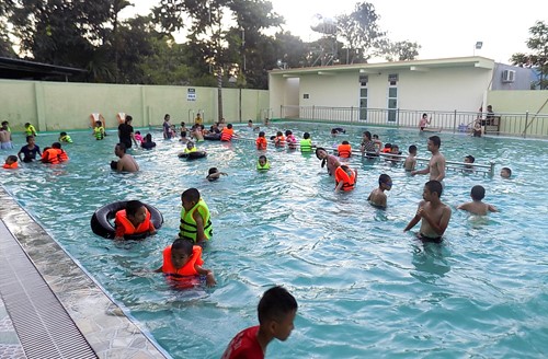 Học sinh huyện miền núi Quỳ Hợp (Nghệ An) học bơi vào mùa hè. Ảnh: Anh Tuấn