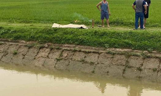 Hiện trường vụ đuối nước làm 1 học sinh 10 tuổi tử vong ở xã Quỳnh Diễn, huyện Quỳnh Lưu (Nghệ An). Ảnh: Anh Tuấn