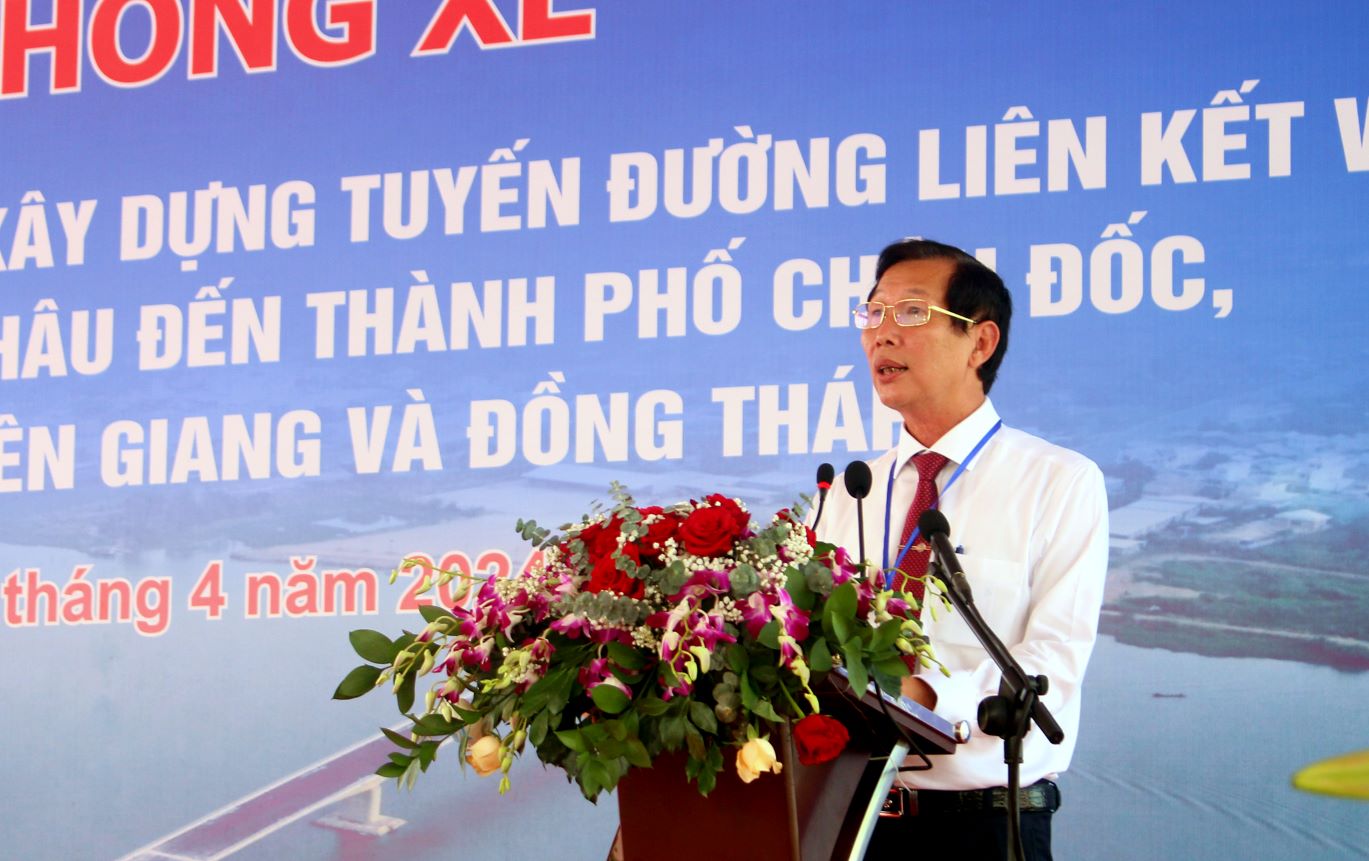 Ông Lê Văn Phước - Phó Chủ tịch phụ trách UBND tỉnh An Giang phát biểu tại buổi lễ thông xe cầu Châu Đốc. Ảnh: Lâm Điền