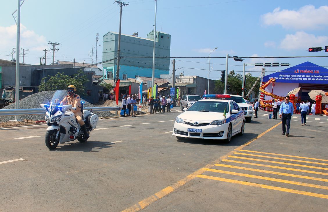 Đoàn xe cảnh sát dẫn đầu đoàn xe tham gia nghi thức thông xe Cầu Châu Đốc. Ảnh: Lâm Điền
