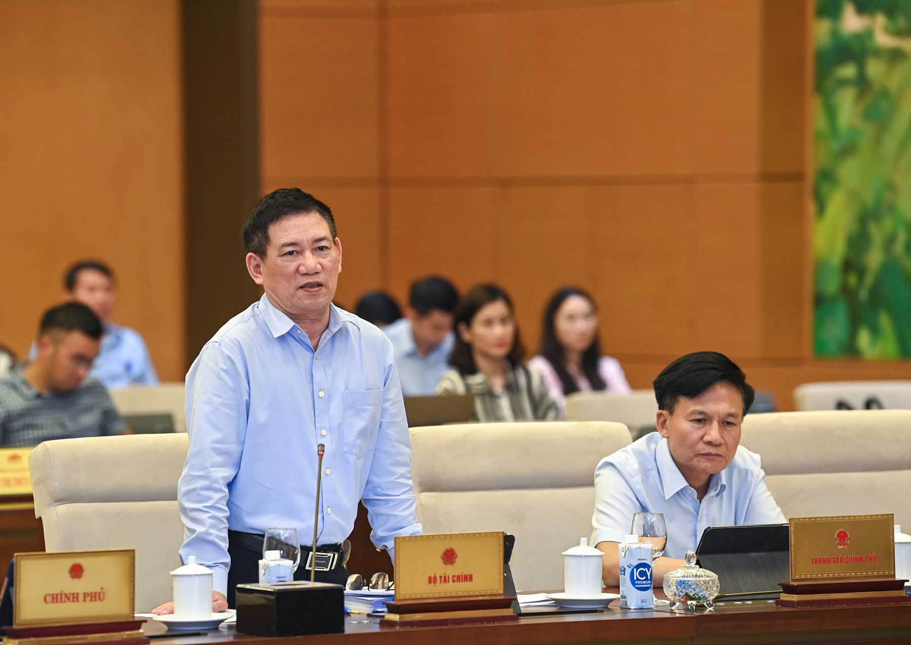 Bộ trưởng Bộ Tài chính Hồ Đức Phớc báo cáo tại phiên họp. Ảnh: Phạm Đông