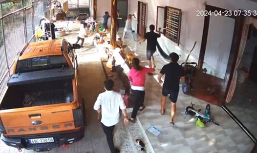 Công an đang truy bắt nhóm thanh niên mang hung khí tới nhà chém 2 người trọng thương ở Lâm Đồng. Ảnh: Khánh Phúc
