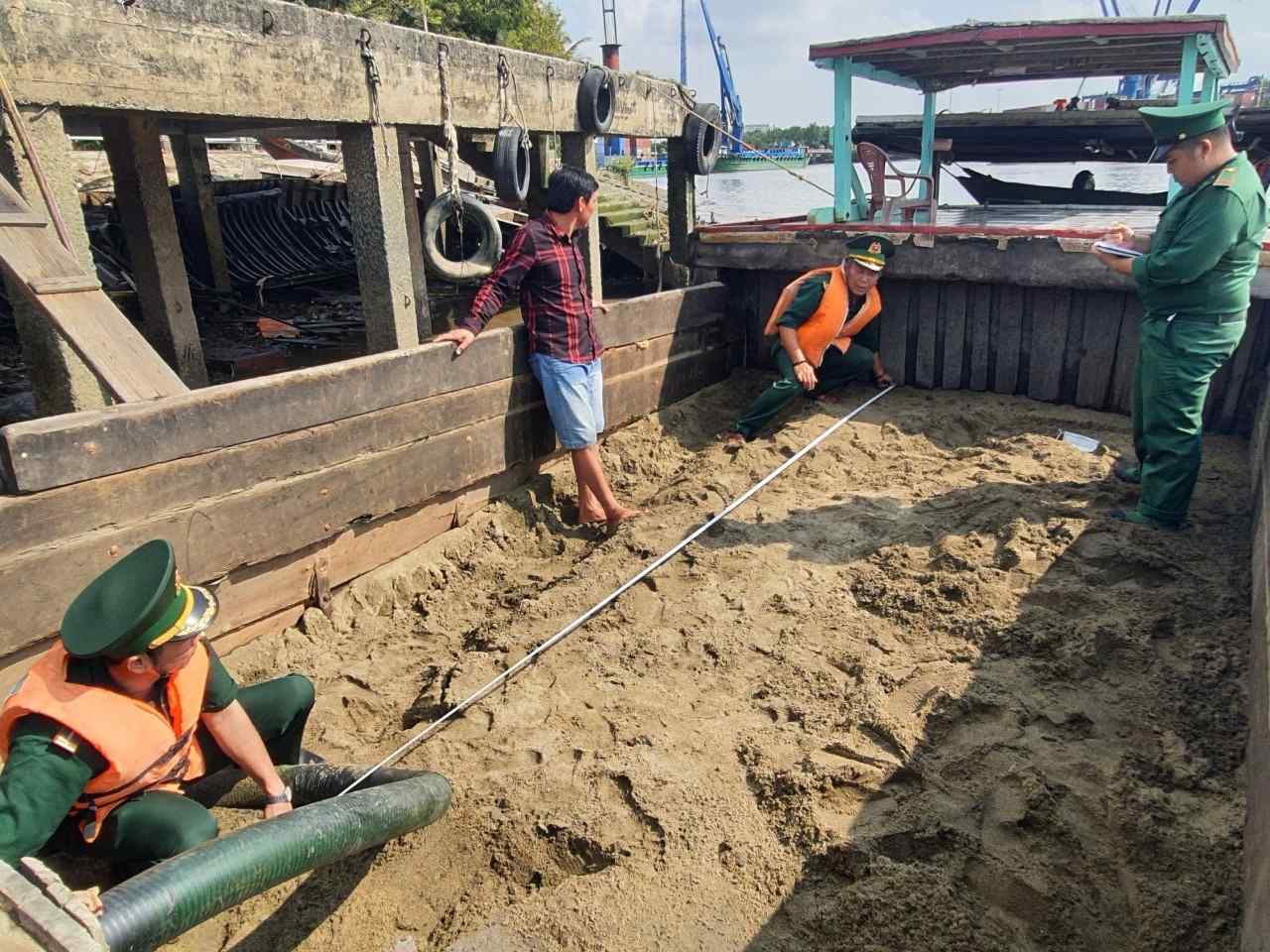 Trạm Biên phòng cửa khẩu cảng Nhà Rồng bắt giữ phương tiện khai thác cát trái phép trên sông Đồng Nai. Ảnh: CACC