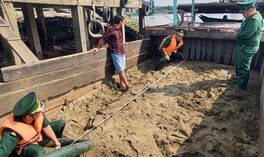 Trạm Biên phòng cửa khẩu cảng Nhà Rồng bắt giữ phương tiện khai thác cát trái phép trên sông Đồng Nai. Ảnh: CACC