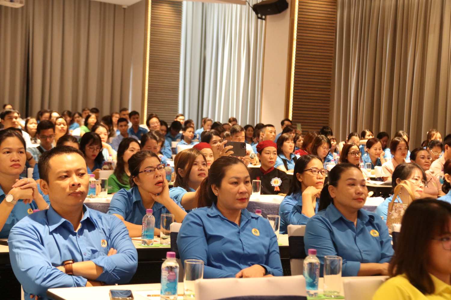 Đoàn viên, an toàn vệ sinh viên từ các CĐCS trên địa bàn thành phố Nha Trang hào hứng theo dõi hội thi với những kiến thức an toàn lao động bổ ích. Ảnh: Phương Linh