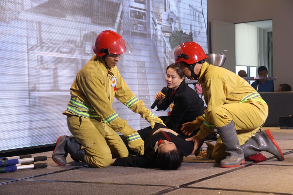 Tiểu phẩm "một đám cháy" thể hiện tình huống mất an toàn lao động tại phòng bếp khách sạn được CĐCS Công ty TNHH Hải Yến mang đến hội thi. Ảnh: Phương Linh