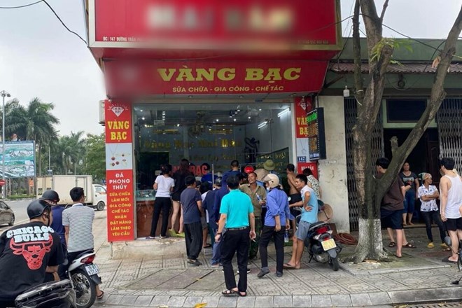Người dân hiếu kỳ xem vụ cướp tiệm vàng ở đường phường Dữu Lâu, TP Việt Trì. Ảnh: Người dân cung cấp.