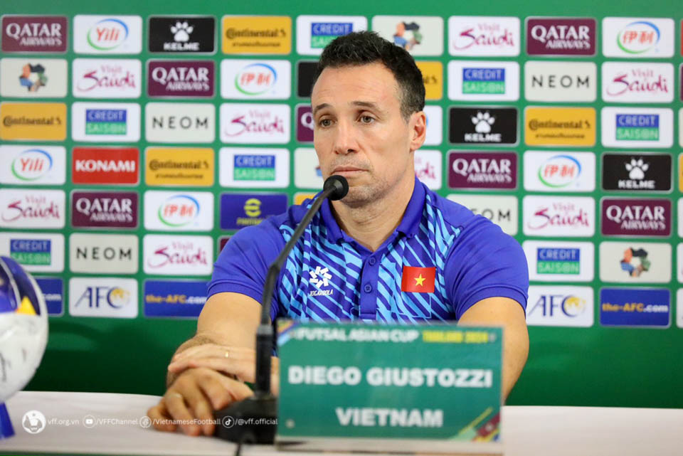 Huấn luyện viên Diego Giustozzi của tuyển futsal Việt Nam tham dự họp báo trước trận tứ kết giải châu Á 2024. Ảnh: VFF