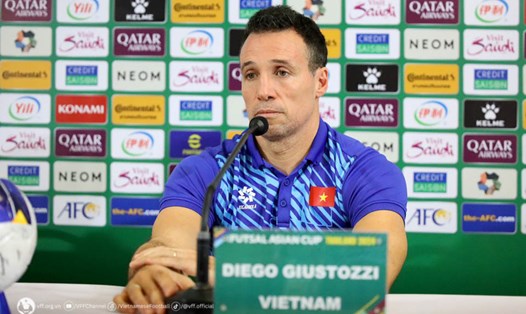 Huấn luyện viên Diego Giustozzi của tuyển futsal Việt Nam tham dự họp báo trước trận tứ kết giải châu Á 2024. Ảnh: VFF