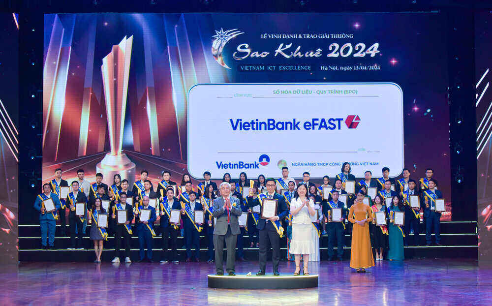 Ông Trần Hoài Nam - Phó Giám đốc Khối KHDN VietinBank nhận Giải thưởng Sao Khuê cho Sản phẩm Giải ngân & Bảo lãnh online dành cho doanh nghiệp trên nền tảng VietinBank eFAST. Ảnh: VietinBank