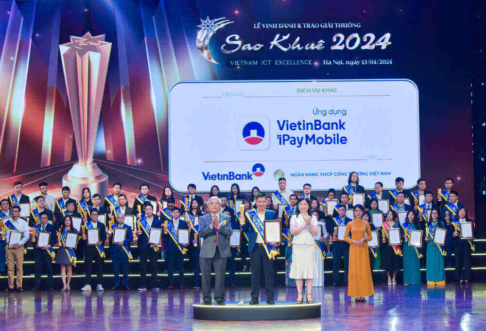 Ông Lê Anh Tuấn - Phó Phòng Ngân hàng số, Khối Bán lẻ VietinBank nhận Giải thưởng Sao Khuê cho Ứng dụng Ngân hàng số VietinBank iPay Mobile. Ảnh: VietinBank