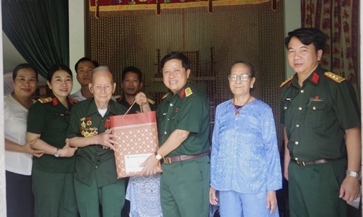 Lãnh đạo Bộ Chỉ huy Quân sự tỉnh Quảng Trị tặng quà cho cựu chiến binh tham gia trận Điện Biên Phủ. Ảnh: Xuân Diện.