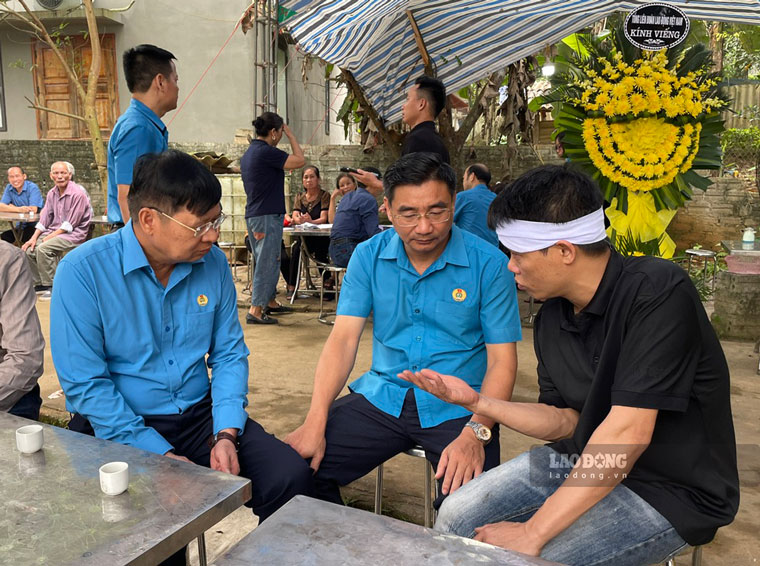 Đoàn công tác thăm viếng các nạn nhân bị thiệt mạng trong vụ tai nạn lao động đặc biệt nghiêm trọng ở Yên Bái. Ảnh: Phan Kiên