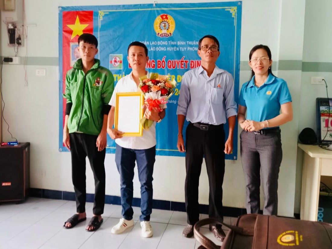 Bà Trương Thị Thùy Linh - Phó Chủ tịch LĐLĐ huyện Tuy Phong trao quyết định thành lập Nghiệp đoàn xe ôm công nghệ hỏa tốc 247 Tuy Phong. Ảnh: LĐLĐ Tuy Phong