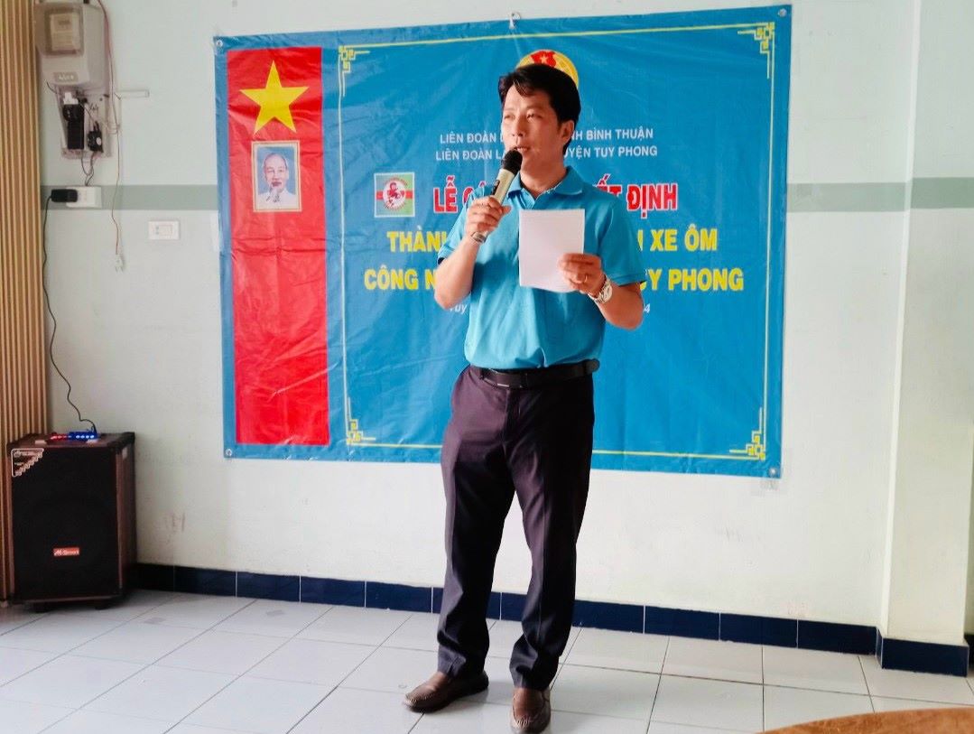 Ông Lê Ngọc Linh - Chủ tịch LĐLĐ huyện phát biểu giao nhiệm vụ cho BCH lâm thời. Ảnh: LĐLĐ Tuy Phong