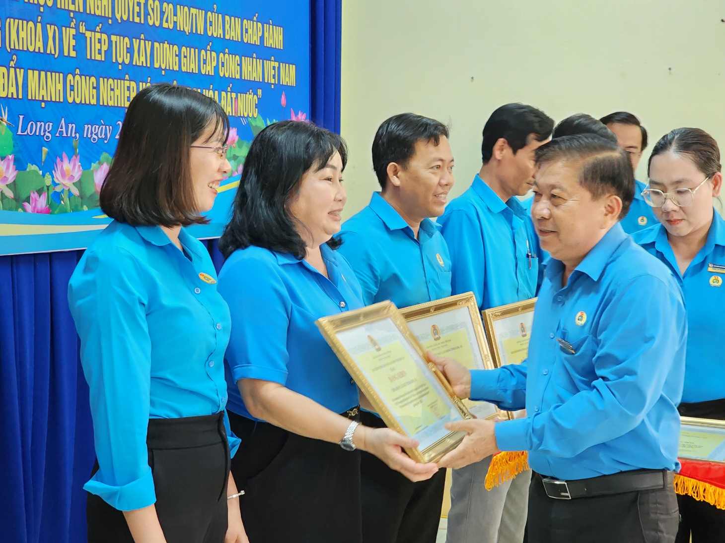 Chủ tịch LĐLĐ tỉnh Long An - ông Nguyễn Văn Quí - trao thưởng cho các tập thể có nhiều thành tích. Ảnh: Kỳ Quan