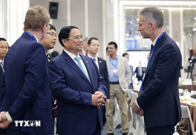 Thủ tướng Chính phủ Phạm Minh Chính và lãnh đạo các doanh nghiệp ASEAN và đối tác tại tọa đàm. Ảnh: Dương Giang/TTXVN