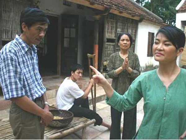 NSND Bùi Bài Bình (ngoài cùng bên trái) trong phim “Ma làng“. Ảnh: Nhà sản xuất