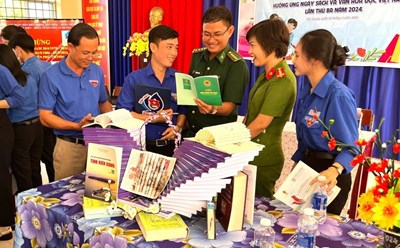 Liên chi đoàn đồn Biên phòng Xẻo Nhàu, Công an và xã đoàn địa phương tham quan và tìm hiểu sách, báo, tạp chí tại phòng đọc của đồn Biên phòng Xẻo Nhàu. Ảnh: Tiến Vinh