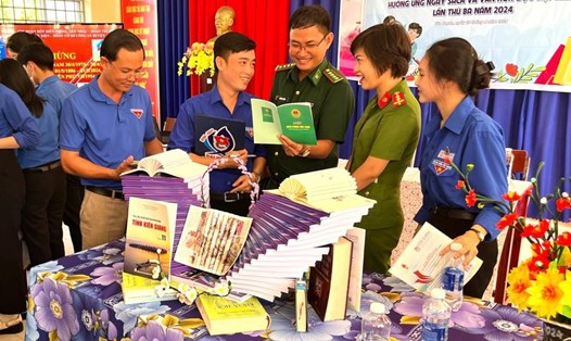 Liên chi đoàn đồn Biên phòng Xẻo Nhàu, Công an và xã đoàn địa phương tham quan và tìm hiểu sách, báo, tạp chí tại phòng đọc của đồn Biên phòng Xẻo Nhàu. Ảnh: Tiến Vinh