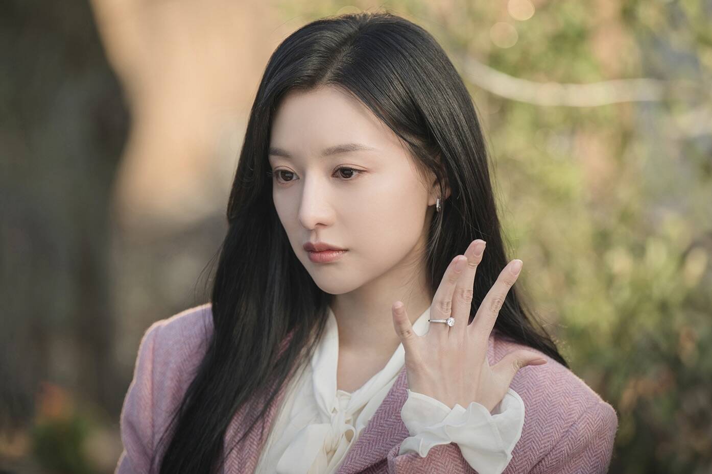 Kim Ji Won trong phim "Nữ hoàng nước mắt". Ảnh: Nhà sản xuất