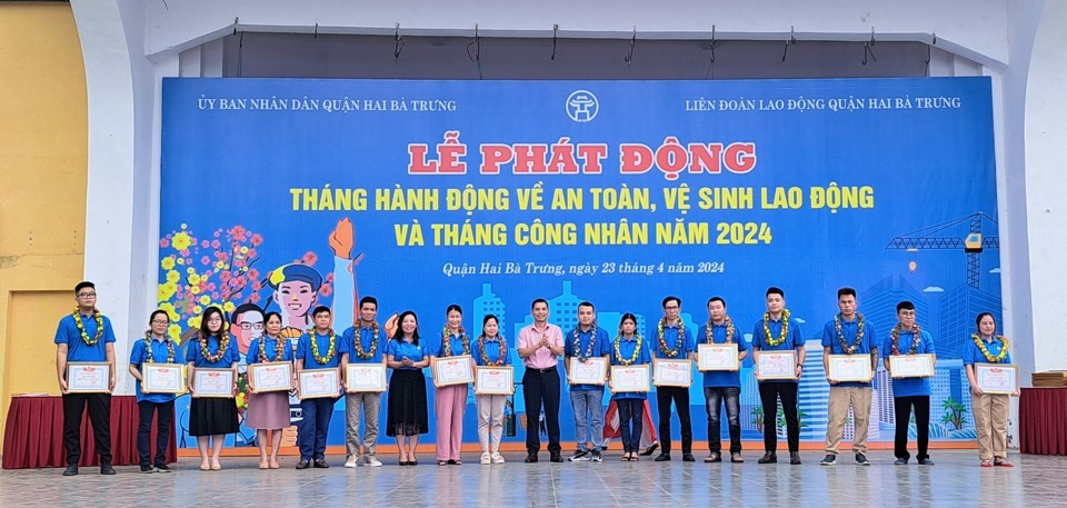 Ủy ban Nhân dân quận Hai Bà Trưng phối hợp với Liên đoàn Lao động quận tổ chức Lễ phát động hưởng ứng Tháng hành động về An toàn vệ sinh lao động và Tháng Công nhân trên địa bàn quận năm 2024. Ảnh: CĐQ