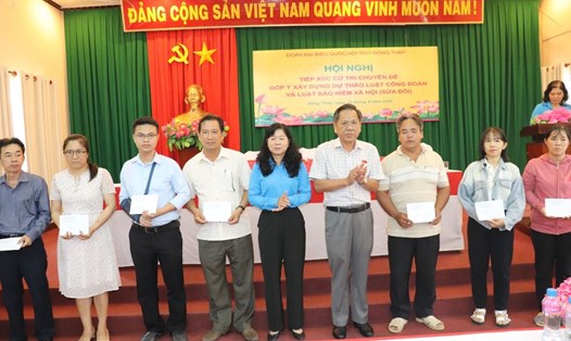 Chủ tịch Liên đoàn Lao động tỉnh Đồng Tháp Huỳnh Thị Tuyết Vui trao quà hỗ trợ cho đoàn viên, người lao động. Ảnh: Lưu Hùng