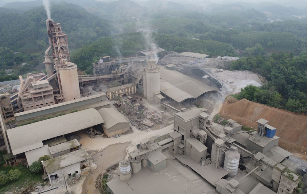 Công ty CP Xi măng và Khoáng sản Yên Bái có nhà máy xi măng với công suất 450.000 tấn clinker/năm, hai dây chuyền nghiền xi măng công suất 900.000 tấn xi măng/năm. Ảnh: Hồng Nguyên