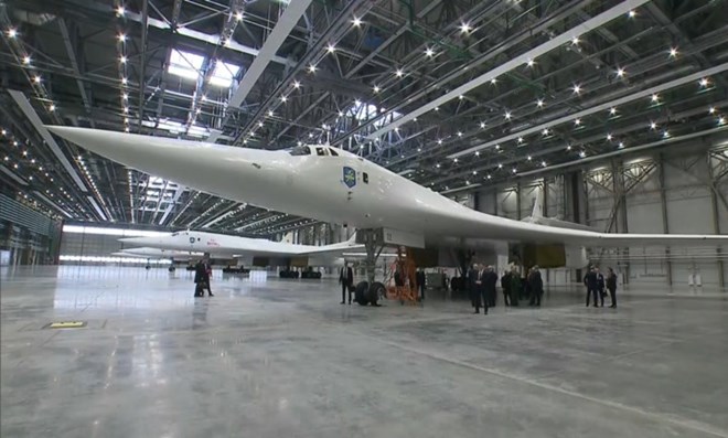 Tổng thống Nga Vladimir Putin thăm nhà máy sản xuất máy bay Kazan ở Cộng hòa Tatarstan của Nga hôm 21.2.2024, kiểm tra 4 máy bay ném bom chiến lược Tu-160M. Ảnh: RT