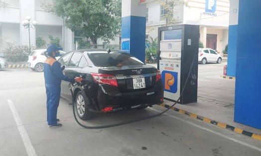 Hiện tất cả cửa hàng xăng dầu ở Hà Tĩnh đã xuất hóa đơn điện tử sau mỗi lần bán hàng. Ảnh: Trần Tuấn.