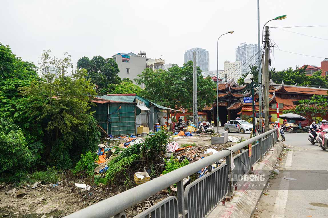 Ngay sau thông tin này, các hộ dân nằm dọc bờ kênh La Khê, đoạn qua đường Ngô Quyền, phường Quang Trung tỏ ra vô cùng lo lắng.