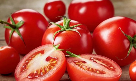 Ăn cà chua sống là cách để kiểm soát đường huyết. Ảnh: Healthshots