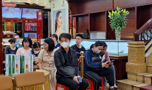 Nhiều khách hàng phải chờ để có thể vào giao dịch tại cơ sở kinh doanh vàng trên đường Cầu Giấy (quận Cầu Giấy, Hà Nội). Ảnh: Đền Phú