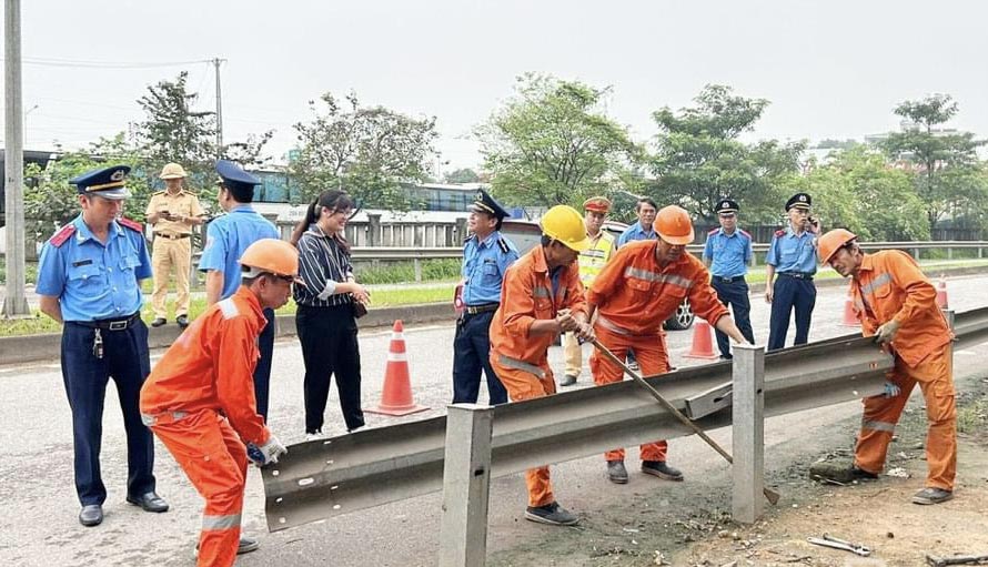 Lực lượng chức nang tiến hành rào chắn các vị trí đấu nối trái phép trên tuyến cao tốc Hà Nội - Thái Nguyên. Ảnh: Quang Huấn