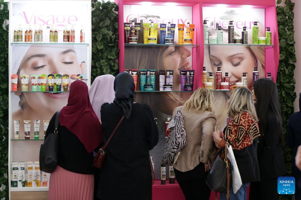 Dùng sữa rửa mặt quá nhiều đôi khi không tốt cho da. Ảnh: Xinhua.