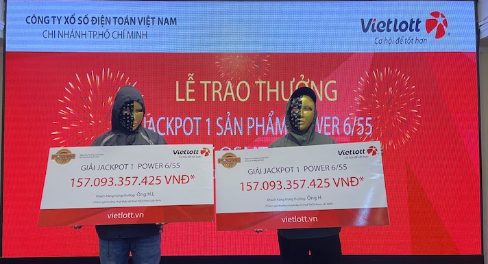 Anh H. và anh H.L. cùng nhận giải Jackpot 1 với tổng giá trị giải thưởng hơn 314 tỉ đồng. Ảnh: Vietlott
