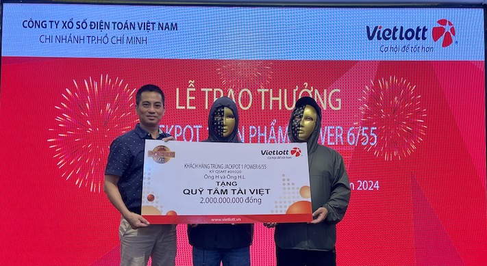 Anh H. và anh H.L trao tặng 2 tỉ đồng đến Quỹ xã hội Tâm Tài Việt. Ảnh: Vietlott